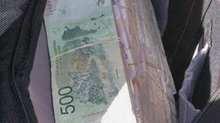 Tras una persecución, policías interceptan a una camioneta que llevaba 18 millones de pesos
