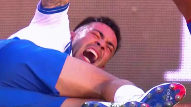 Video: la escalofriante lesión de Joaquín García que conmueve a Vélez en su debut