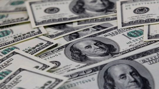 El dólar blue cerró a $1215 para la compra y $1235 para la venta