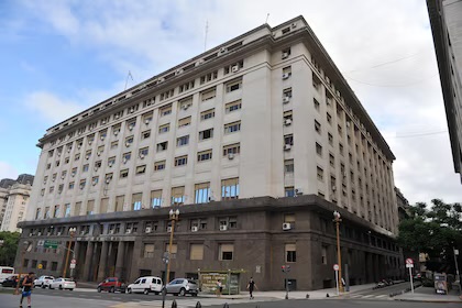 Canje de deuda: el Gobierno logró 64% de adhesión y alivió vencimientos por $14 billones