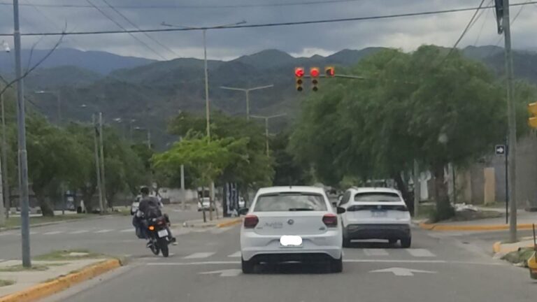 Auto de alta gama y moto cortan semáforos en rojo en Av. Los Terebintos