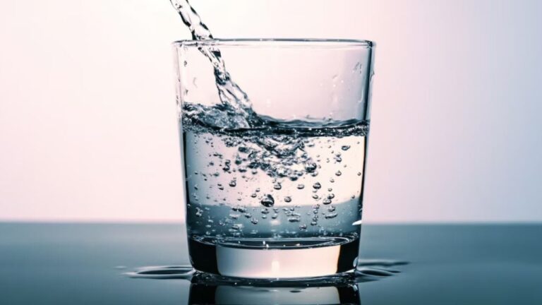 Aceptar un vaso de agua en una entrevista laboral: es bueno o malo? Esto dicen los expertos