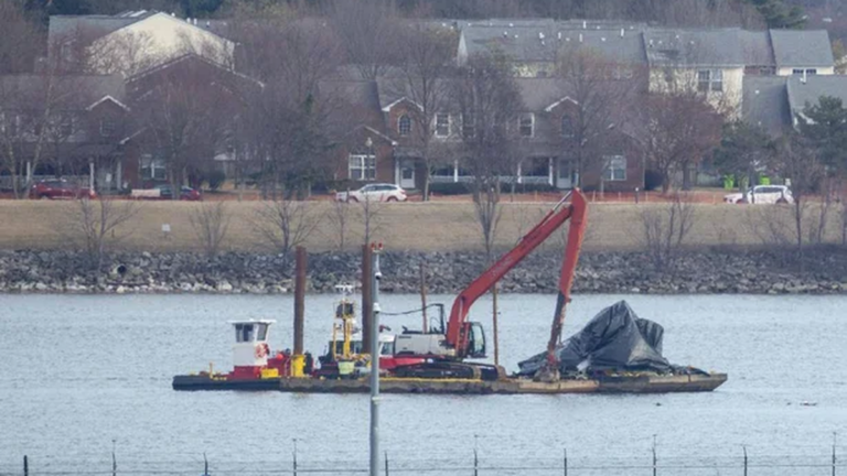 Recuperan los cuerpos de las 67 víctimas de la tragedia aérea en Washington