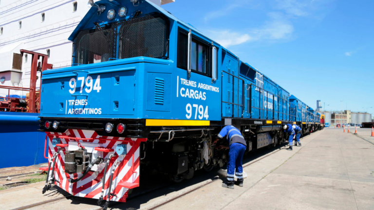 Milei firmó el decreto para dar inició a la privatización de la empresa Belgrano Cargas
