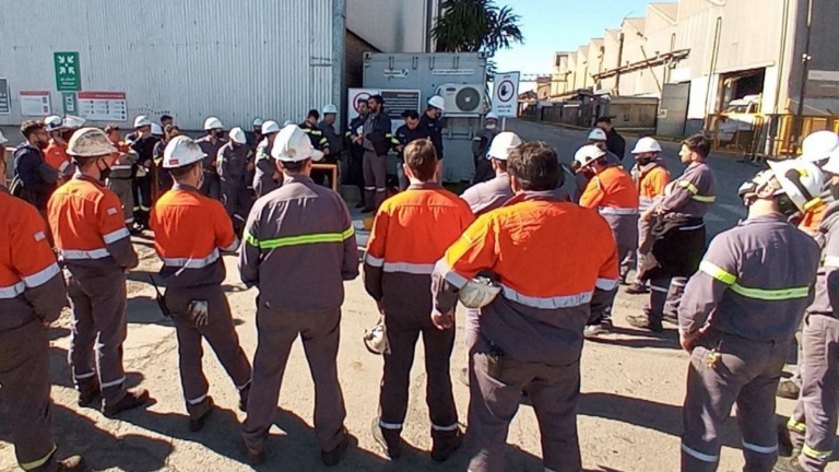Anuncian casi 1.000 suspensiones en Acindar por la crisis