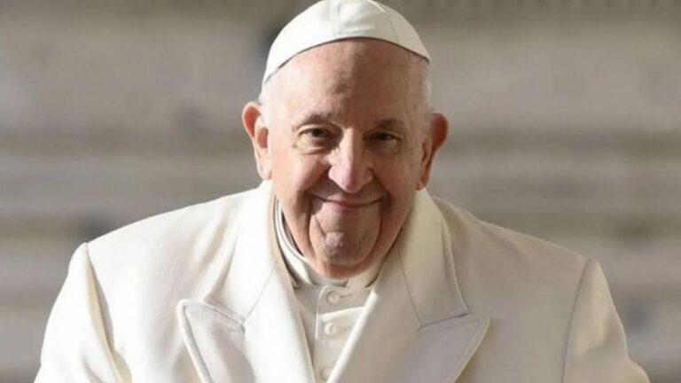 El papa Francisco evoluciona favorablemente en su estado de salud