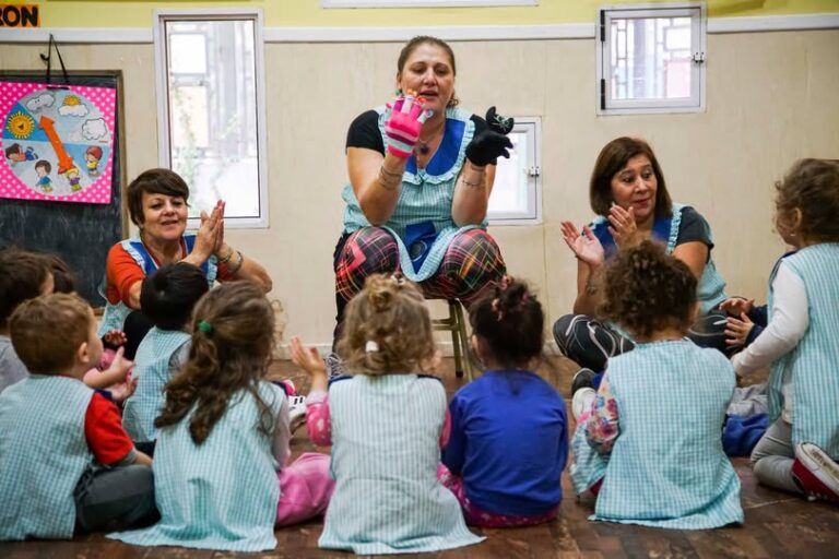 Maestras jardineras exigen equidad salarial: «Nos formamos igual y cobramos mucho menos»