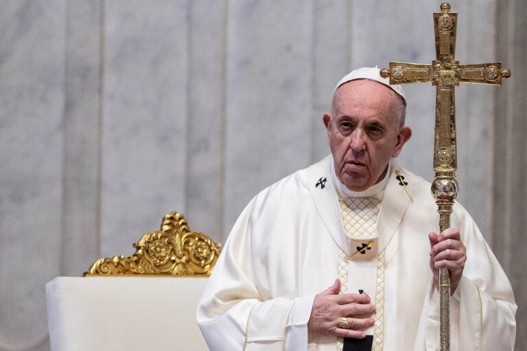 La salud del Papa: qué es la trombocitopenia y por qué agrava su crisis respiratoria