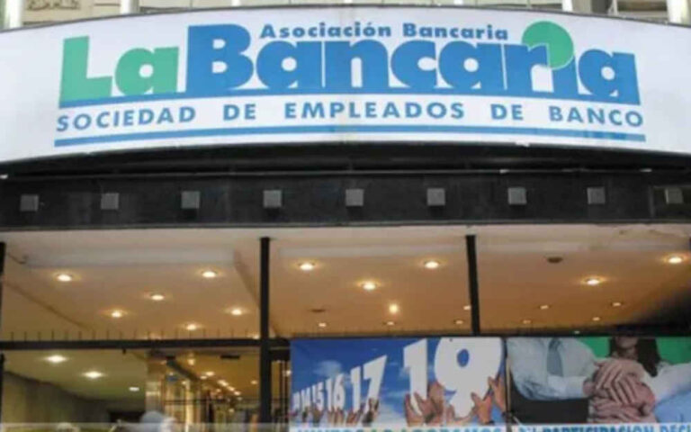 La Bancaria, dura contra Javier Milei por convertir al Banco Nación en sociedad anónima: «Estafador»