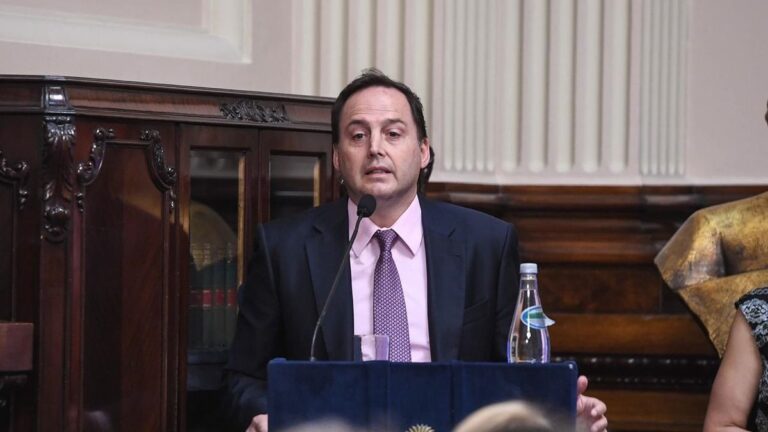 El Gobierno asegura que resolvió de manera parcial las bajas docentes