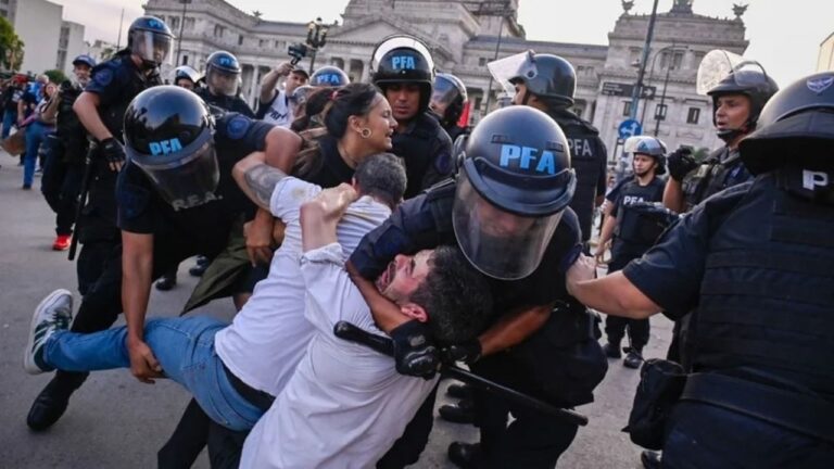 Represión e incidentes en una nueva protesta de jubilados en el Congreso