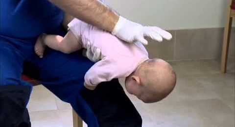 Sur de la Capital: personal policial salvó la vida de una bebé