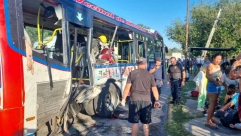 Choque fatal entre un colectivo y un camión