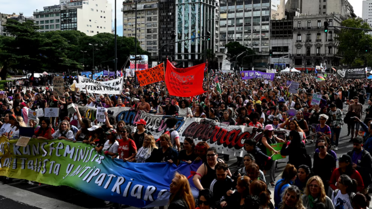 Con una gran convocatoria, las mujeres marcharon en distintos puntos del país en el marco del 8M