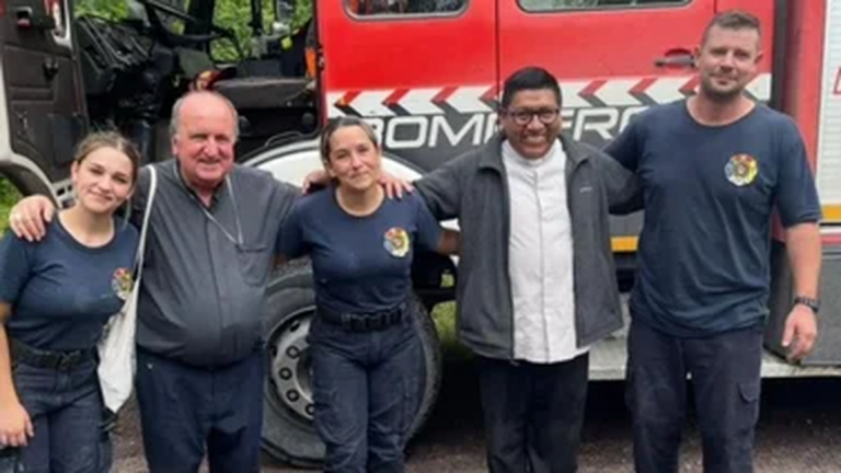 El arzobispo catamarqueño, Monseñor Cargnello ayudó en el rescate de una camioneta varada