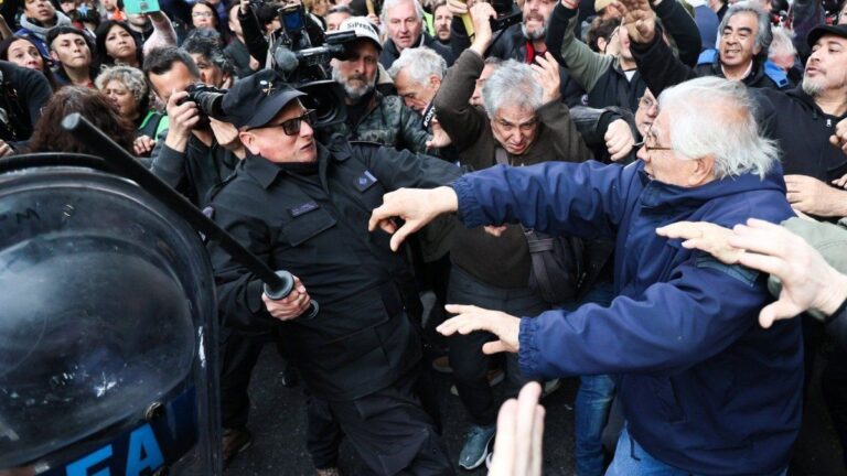 Jubilados marchan este miércoles al Congreso con el apoyo de agrupaciones de hinchas