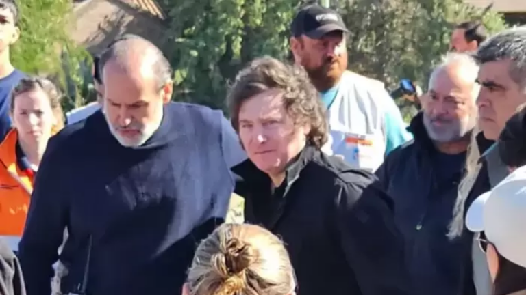 Vecinos de Bahía Blanca repudiaron el arribo de Milei: «Vengan a escuchar, no a sacarse la fotito»