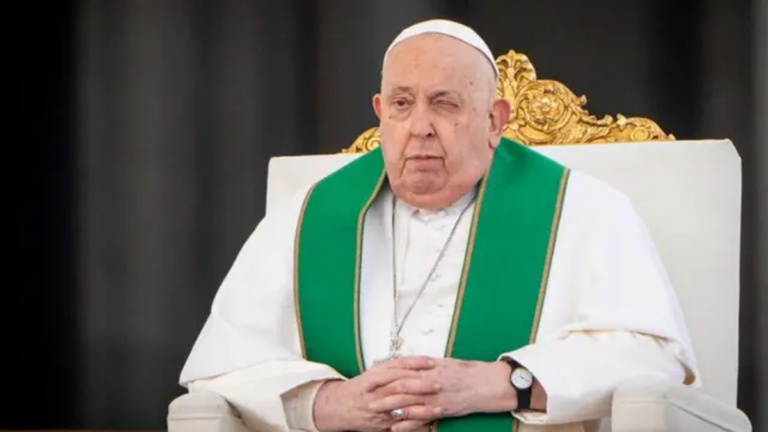 Médicos aseguran que el Papa Francisco mejora, pero no saben si podrá dar la misa de Pascua