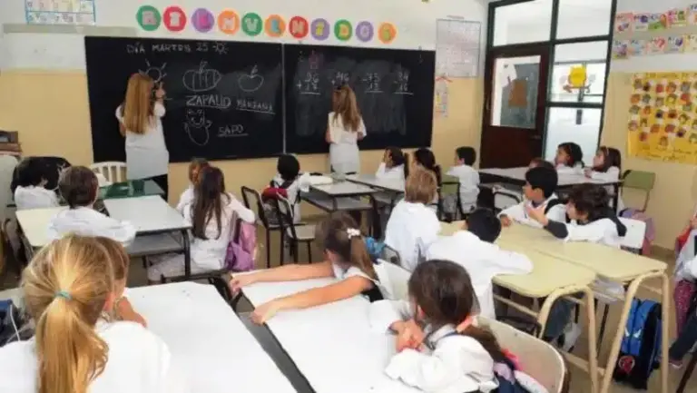 El Ministerio de Educación dispuso la cesantía de dos docentes por abandono de servicio