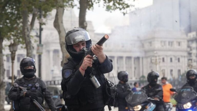 Un fiscal pidió investigar a la Policía por las agresiones a una jubilada y a un fotógrafo