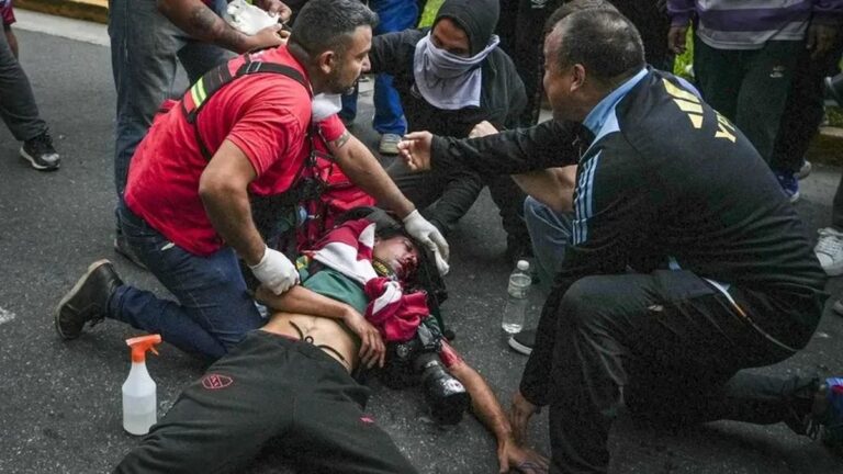 El fotógrafo agredido por la policía en la marcha fue operado y sigue en estado crítico