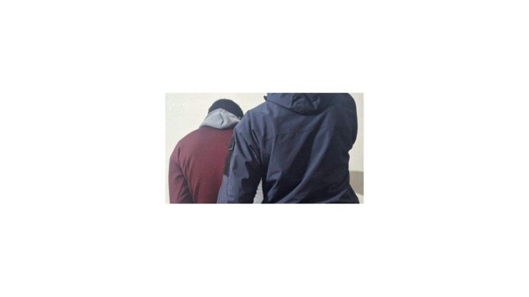 Aprehendieron a un hombre que llevaba una rueda de auxilio