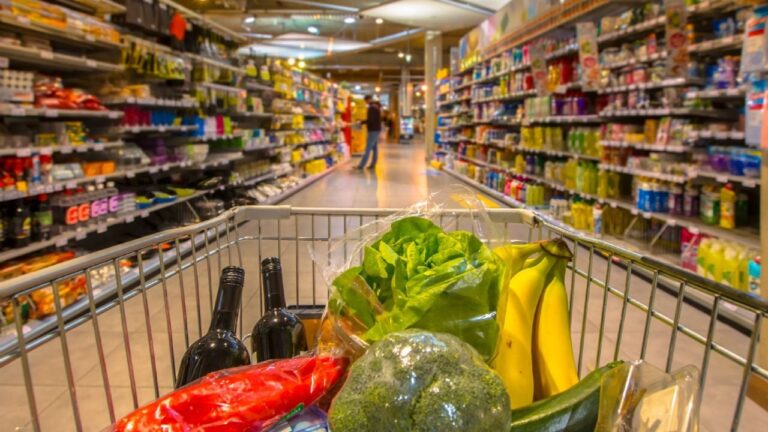 El consumo masivo cayó 9,8% en febrero y acumula 14 meses consecutivos en baja