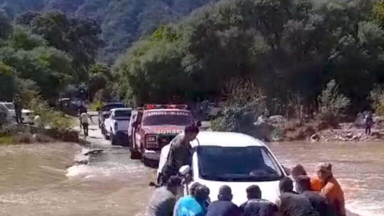 Automóvil quedó varado en un badén de Pomancillo