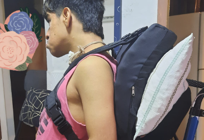 Desamparo: una madre lucha por conseguir una silla de ruedas motorizada para su hijo
