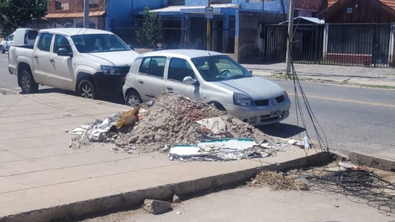 Atención: cables colgando en Avenida Presidente Castillo 550