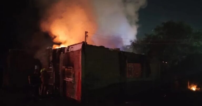 Un ex policía incendió la casa donde vivía su ex mujer: ella murió y su hijo está grave