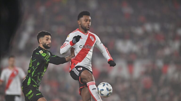 River visita a Sarmiento para acercarse a la cima