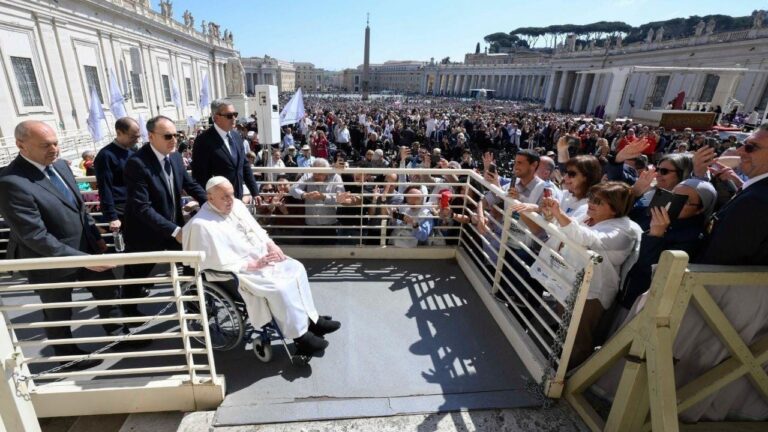 El Papa Francisco regresa a la plaza San Pedro tras su recuperación de neumonía