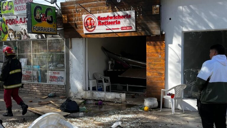 Explosión en sandwichería de avenida Presidente Castillo en Valle viejo