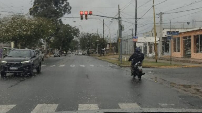 Reclamos por motos que pasan el semáforo en rojo