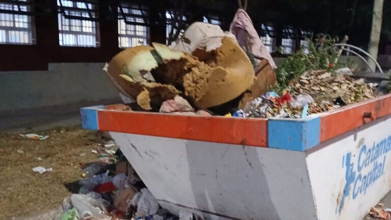 Escuela San Jorge: reclamos por basura en la vereda