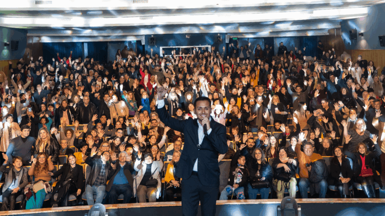 Nicolás Reyna brilló con un show consagratorio en el Cine Teatro Catamarca