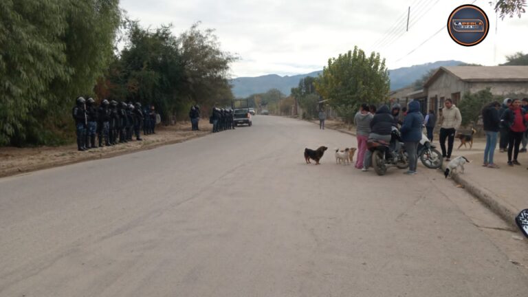 Tensión en Andalgalá: fuerte represión policial en una toma de tierras