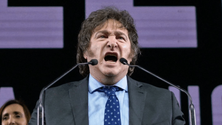 Piden que Javier Milei sea detenido apenas aterrice en Madrid