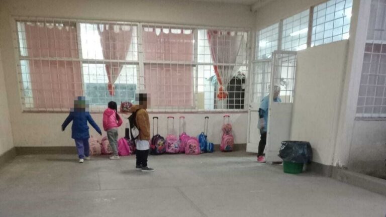 Enojo en una escuela: dejan esperando afuera a los niños hasta que se seque el piso