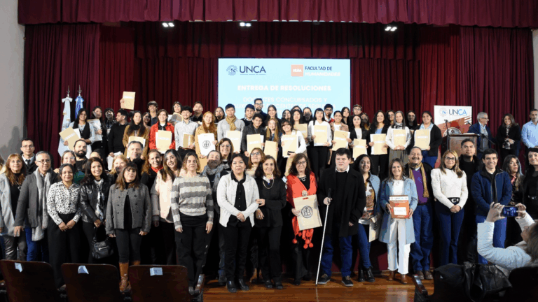 La Facultad de Humanidades entregó resoluciones a docentes concursados y ayudantes alumnos