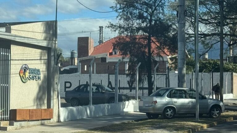 Automóviles mal estacionados en avenida Ocampo