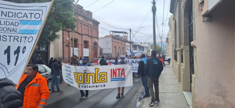 Numerosa marcha de trabajadores de organismos afectados por medidas nacionales