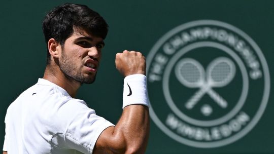 Carlos Alcaraz venció a Taylor Fritz y buscará el tricampeonato en Wimbledon