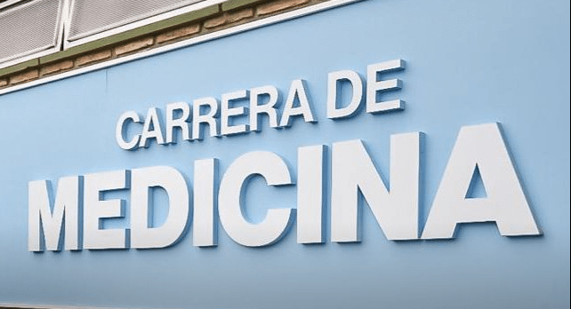 Reclamo por el ingreso a Medicina: una madre cuestiona las condiciones de los exámenes en la UNCA
