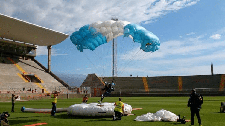 El paracaidismo vuelve al cielo del Poncho 2025
