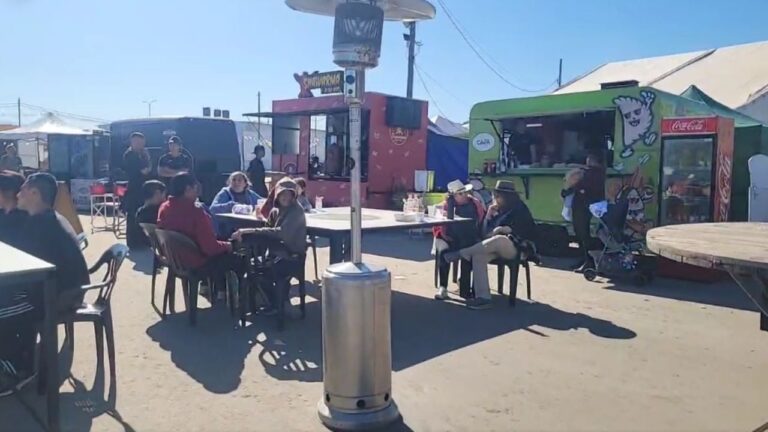 Poncho 2025: Cuánto cuesta almorzar en el sector Food Trucks? Recorrido y precios
