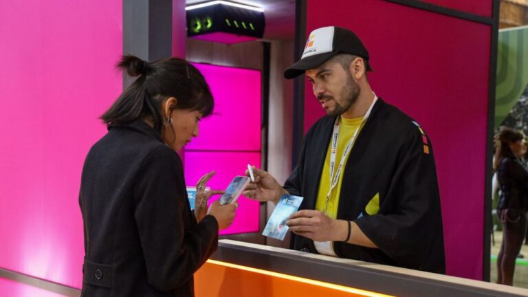 Experiencia inmersiva con IA en el stand de Turismo Capital