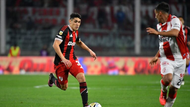 River goleó 4-0 a Instituto y es único líder en la zona B