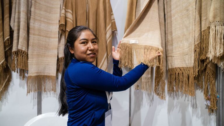El Poncho con el hilo más fino del mundo está en Catamarca